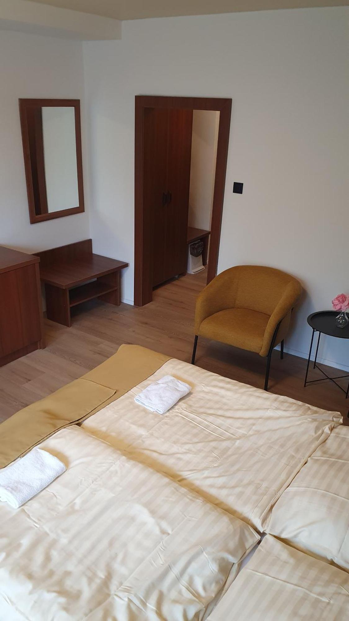 Hotel Felicia Kaluza Bagian luar foto
